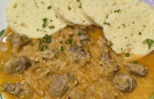 Segedínský guláš s kynutým knedlíkem – poctivá klasika, která nikdy nezklame Segedínský guláš s kynutým knedlíkem: Poctivá česká klasika se zelím