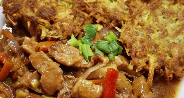 Masová směs se zeleninou a bramboráčky