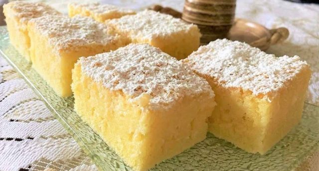 Sněhová vločka – nadýchaný kokosový koláč zalitý smetanou, který se rozplývá na jazyku