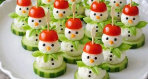 Vánoční předkrm ze sýra mozzarella a rajčat: Roztomilí sněhuláčci na slavnostní stůl