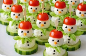 Vánoční předkrm s mozzarellou a rajčaty – připravte roztomilé sněhuláčky na slavnostní stůl Vánoční předkrm ze sýra mozzarella a rajčat: Roztomilí sněhuláčci na slavnostní stůl