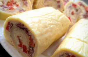 Sýrová roláda – efektní a variabilní pohoštění na slavnostní stůl Sýrová roláda s vajíčkovou pomazánkou: efektní pohoštění na Vánoce i Silvestra