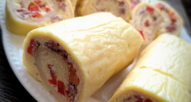 Sýrová roláda s vajíčkovou pomazánkou: efektní pohoštění na Vánoce i Silvestra