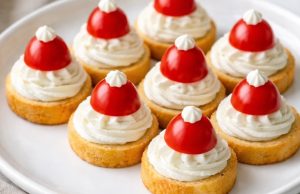 Zapomeňte na chlebíčky! Vyzkoušejte tyto vánoční jednohubky z vyšlehané fety – hotové za pár minut