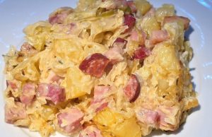 Zapečené zelí s bramborami, klobásou a šunkou – poctivé jídlo z jednoho pekáče