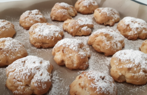 Připravte si tyto italské sušenky s kousky jablek: Snadný a rychlý recept! Křupavé italské jablečné sušenky – jednoduchý recept jen ze 2 jablek