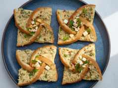 Toasty se smetanovým sýrem a bylinkami – rychlá svačinka z toastového chleba