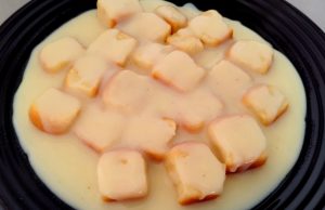 Dukátové buchty s vanilkovým pudinkovým krémem Dukátové buchty s vanilkovým krémem – nadýchaná klasika z kynutého těsta