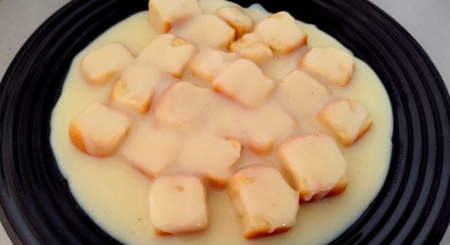 Dukátové buchty s vanilkovým krémem – nadýchaná klasika z kynutého těsta