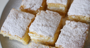 Jednoduchý recept na krémový tvarohový koláč s jogurtem a citronem! Krémový tvarohový koláč s jogurtem a citronem