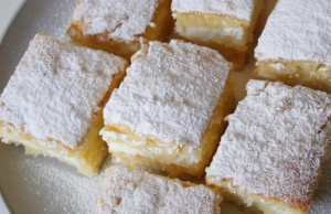 Jednoduchý recept na krémový tvarohový koláč s jogurtem a citronem! Krémový tvarohový koláč s jogurtem a citronem