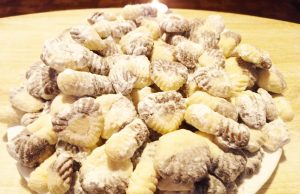 Sádlové tlapky – křehké a jednoduché cukroví jen ze 4 surovin Sádlové tlapky: tradiční křehké cukroví jen ze 4 surovin