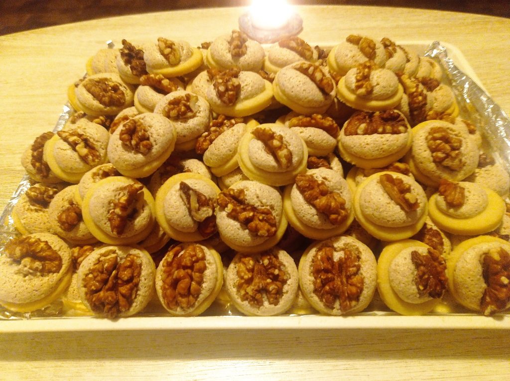 Myslivecké knoflíky: Tradiční máslové cukroví s ořechovým sněhem