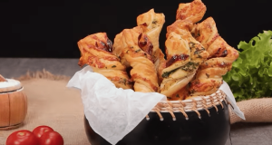 Listové těsto stačí jednoduše smotat do vrtule – Recept na šunkové tyčinky se sýrem Výborný recept na šunkové tyčinky se sýrem z listového těsta