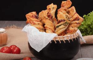 Listové těsto stačí jednoduše smotat do vrtule – Recept na šunkové tyčinky se sýrem Výborný recept na šunkové tyčinky se sýrem z listového těsta