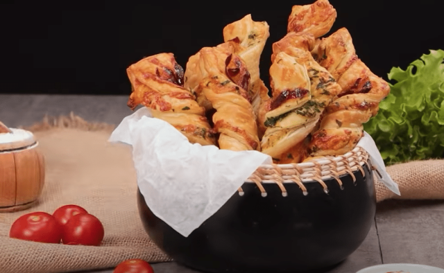 Výborný recept na šunkové tyčinky se sýrem z listového těsta