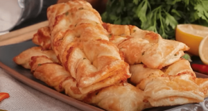 Křupavé pletence z listového těsta plněné sýrem a zeleninou Křupavé sýrové pletence z listového těsta plněné sýrem a zeleninou