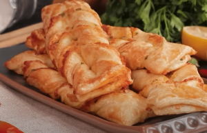 Křupavé pletence z listového těsta plněné sýrem a zeleninou Křupavé sýrové pletence z listového těsta plněné sýrem a zeleninou