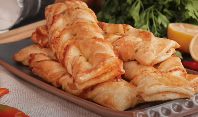 Křupavé sýrové pletence z listového těsta plněné sýrem a zeleninou