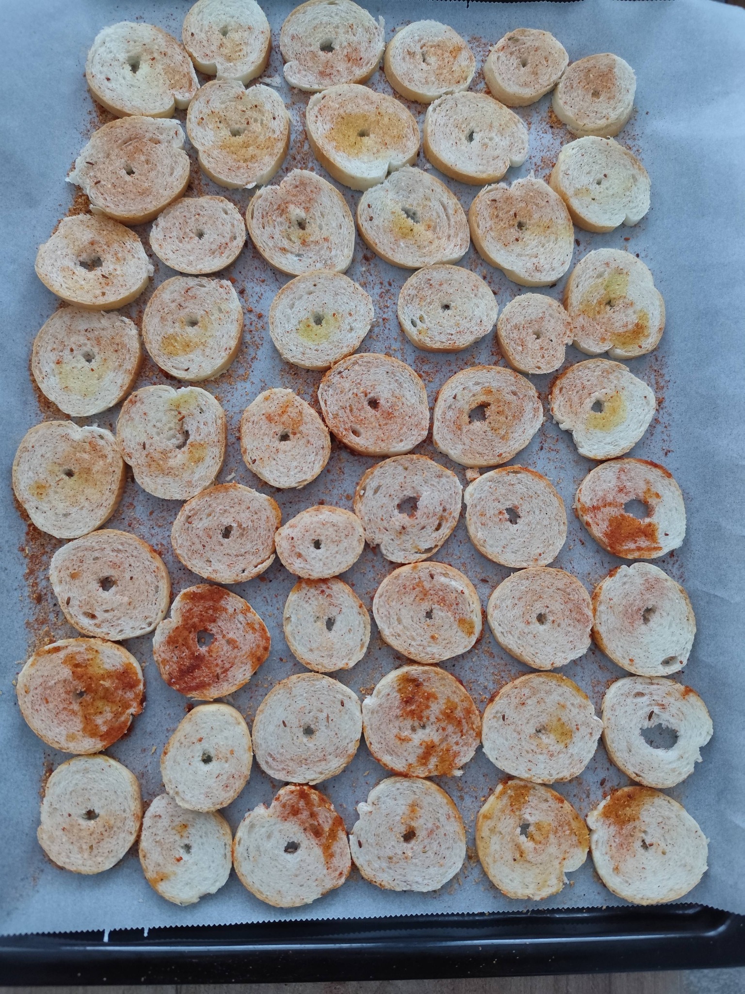 Domácí Bake Rolls z rohlíků: křupavá pochoutka s česnekem a bylinkami