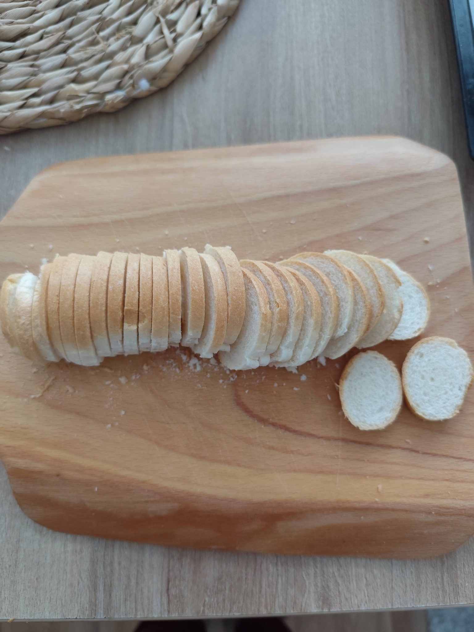 Domácí Bake Rolls z rohlíků: křupavá pochoutka s česnekem a bylinkami