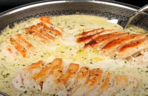 Jednoduché a přesto chutné – Kuřecí prsa na smetaně a česneku! Šťavnatá kuřecí prsa na smetaně a česneku: rychlý oběd, který nikdy nezklame