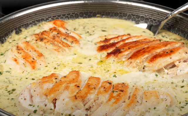 Šťavnatá kuřecí prsa na smetaně a česneku: rychlý oběd, který nikdy nezklame