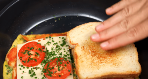 Vaječné toasty se sýrem a rajčaty – rychlá a sytá snídaně za 15 minut
