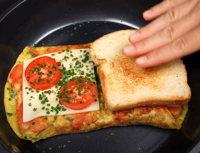Vaječné toasty se sýrem a rajčaty – rychlá a sytá snídaně za 15 minut