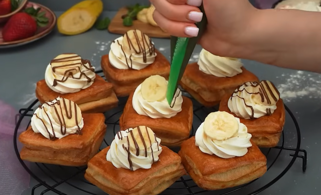 Nadýchané polštářky z listového těsta s vanilkovým krémem, banánem a Nutellou