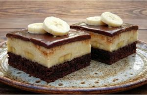 Banánové kostky s čokoládou: Luxusní dezert s jogurtovým těstem Nadýchané banánovo-čokoládové kostky s jogurtovým korpusem