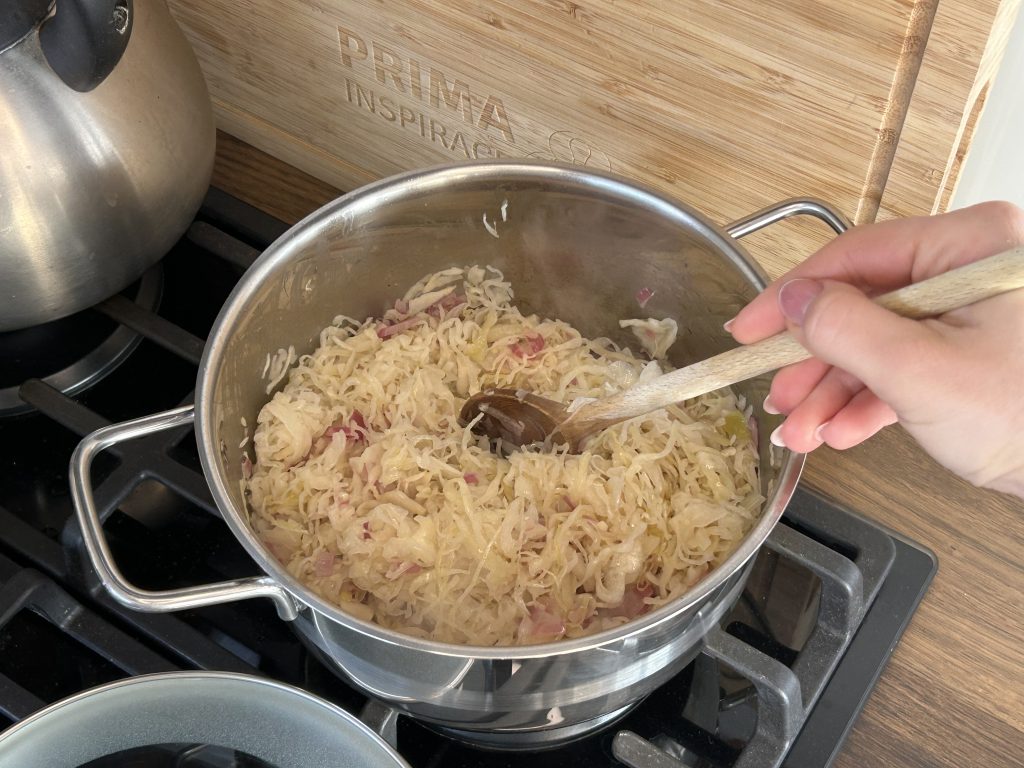 Bramborové knedlíky plněné uzeným masem s kysaným zelím a slaninou