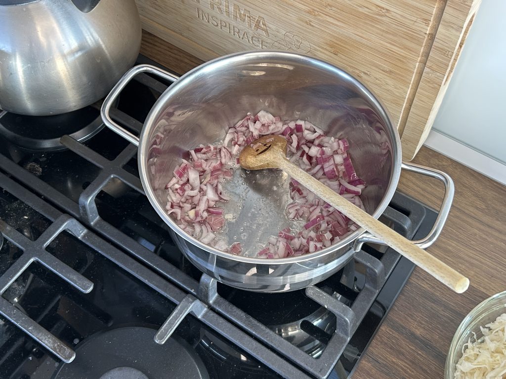 Bramborové knedlíky plněné uzeným masem s kysaným zelím a slaninou