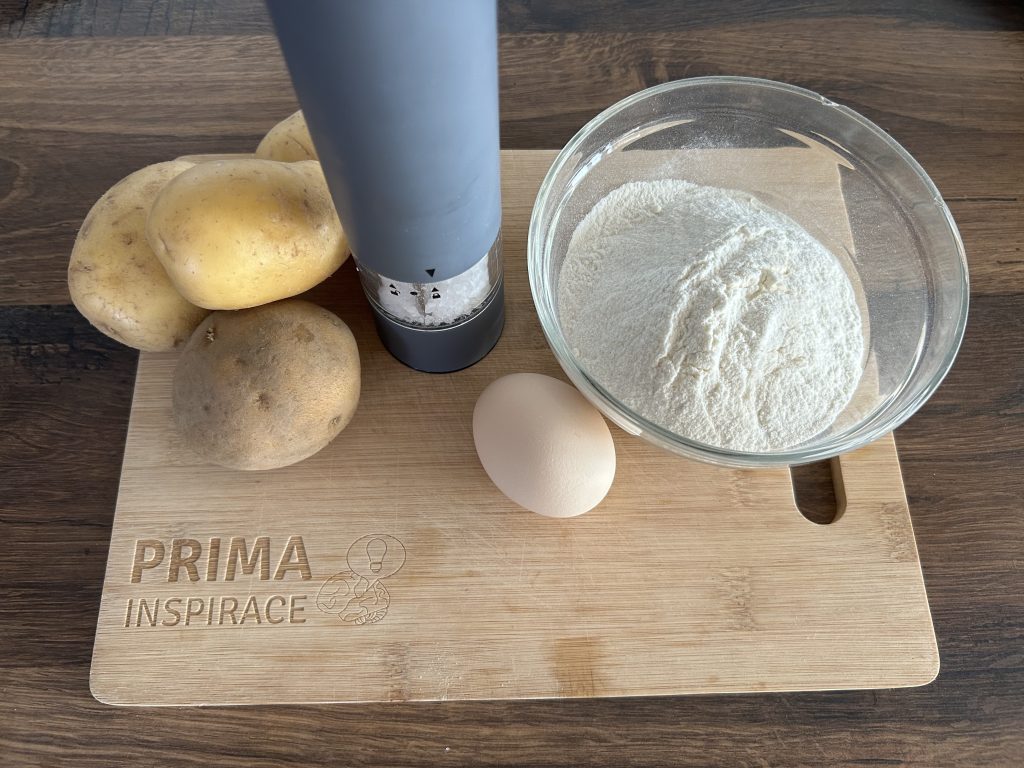 Bramborové knedlíky plněné uzeným masem s kysaným zelím a slaninou