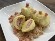 Bramborové knedlíky plněné uzeným masem s kysaným zelím a slaninou Bramborové knedlíky plněné uzeným masem s kysaným zelím a slaninou – tradiční oběd