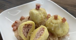 Bramborové knedlíky plněné uzeným masem s kysaným zelím a slaninou – tradiční oběd