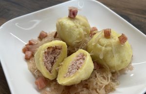 Bramborové knedlíky plněné uzeným masem s kysaným zelím a slaninou Bramborové knedlíky plněné uzeným masem s kysaným zelím a slaninou – tradiční oběd
