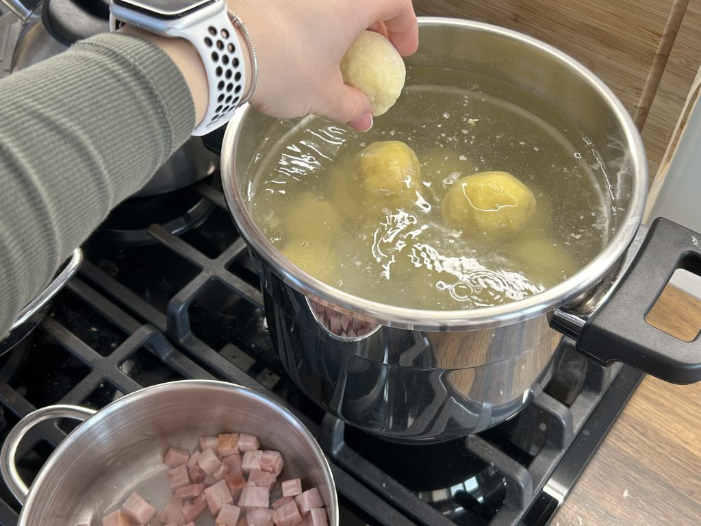 Bramborové knedlíky plněné uzeným masem s kysaným zelím a slaninou