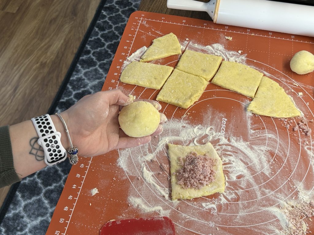 Bramborové knedlíky plněné uzeným masem s kysaným zelím a slaninou