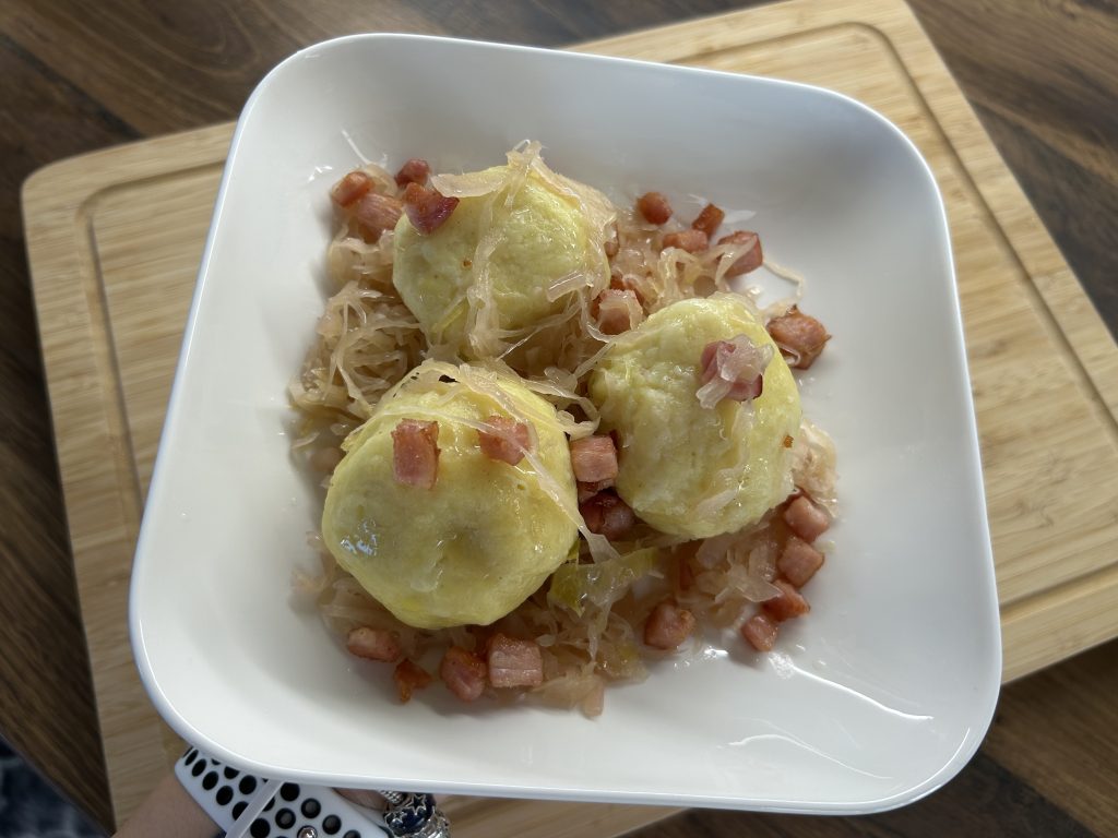 Bramborové knedlíky plněné uzeným masem s kysaným zelím a slaninou