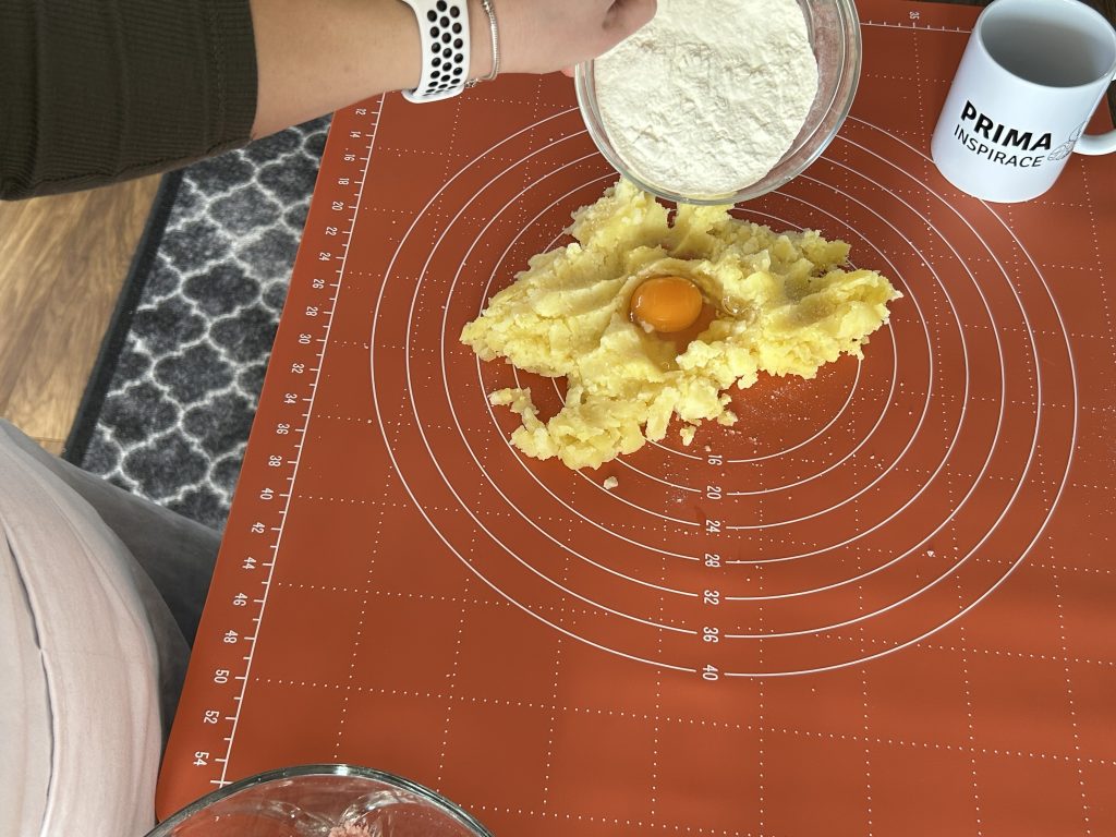 Bramborové knedlíky plněné uzeným masem s kysaným zelím a slaninou