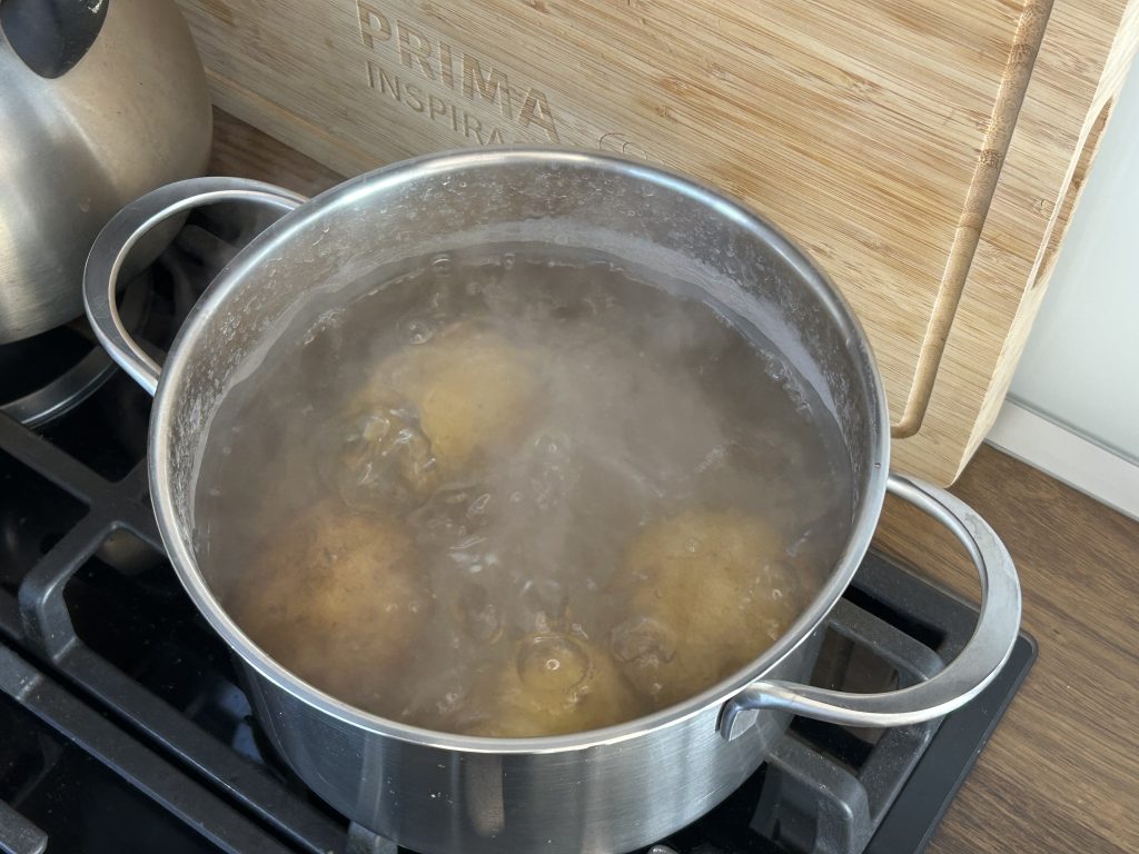 Bramborové knedlíky plněné uzeným masem s kysaným zelím a slaninou