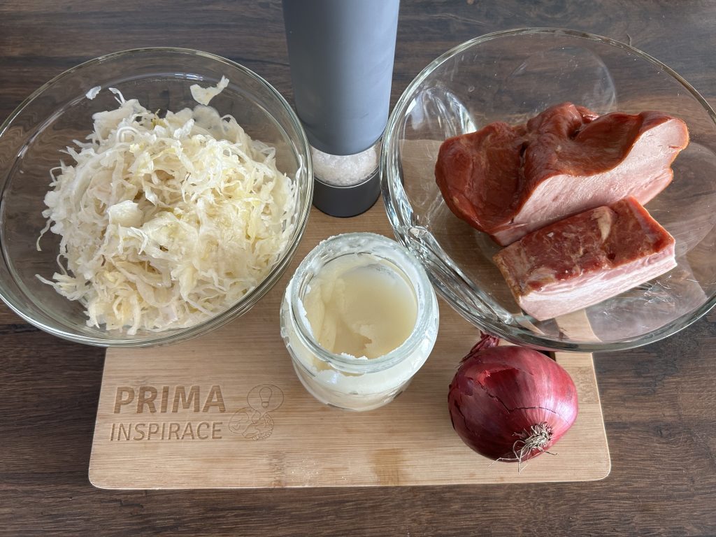 Bramborové knedlíky plněné uzeným masem s kysaným zelím a slaninou