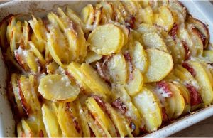 Překládané česnekové brambory se slaninou: Křupavá pochoutka z jednoho pekáče Překládané brambory se slaninou a sýrem – křupavé na povrchu, měkké uvnitř