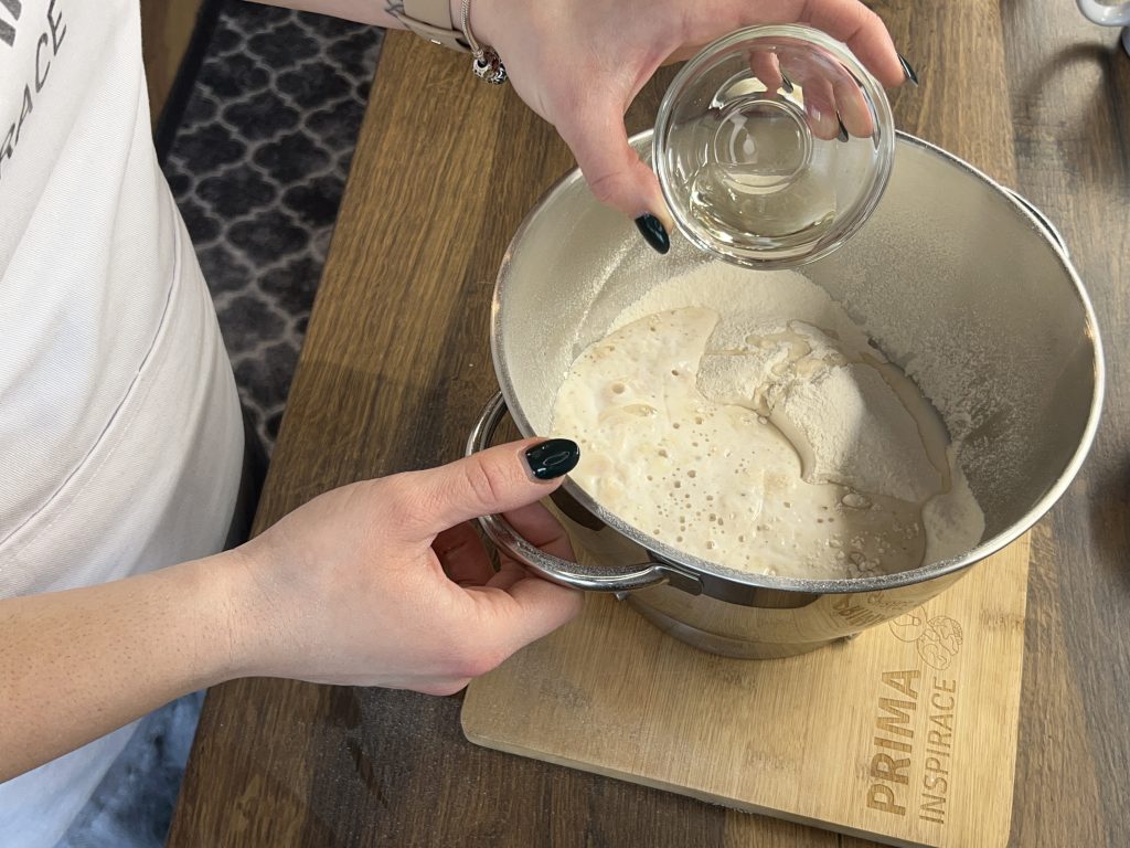 Slaný cibulový koláč se slaninkou – rychlá a voňavá večeře