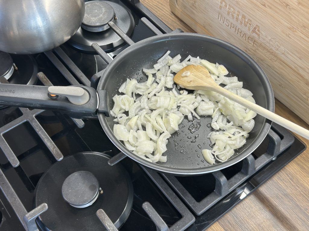 Slaný cibulový koláč se slaninkou – rychlá a voňavá večeře