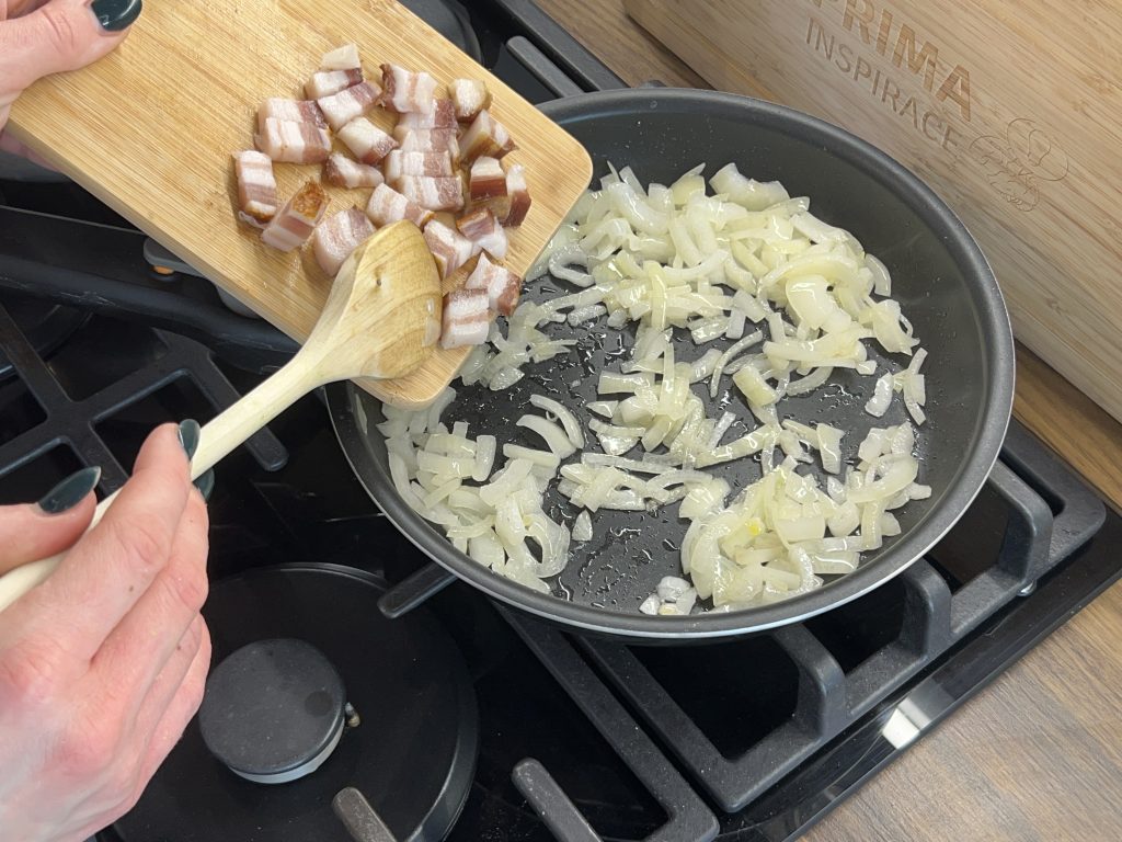 Slaný cibulový koláč se slaninkou – rychlá a voňavá večeře