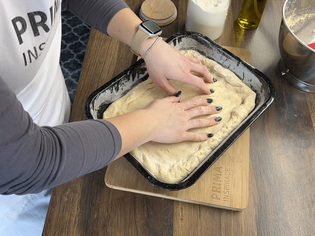 Slaný cibulový koláč se slaninkou – rychlá a voňavá večeře
