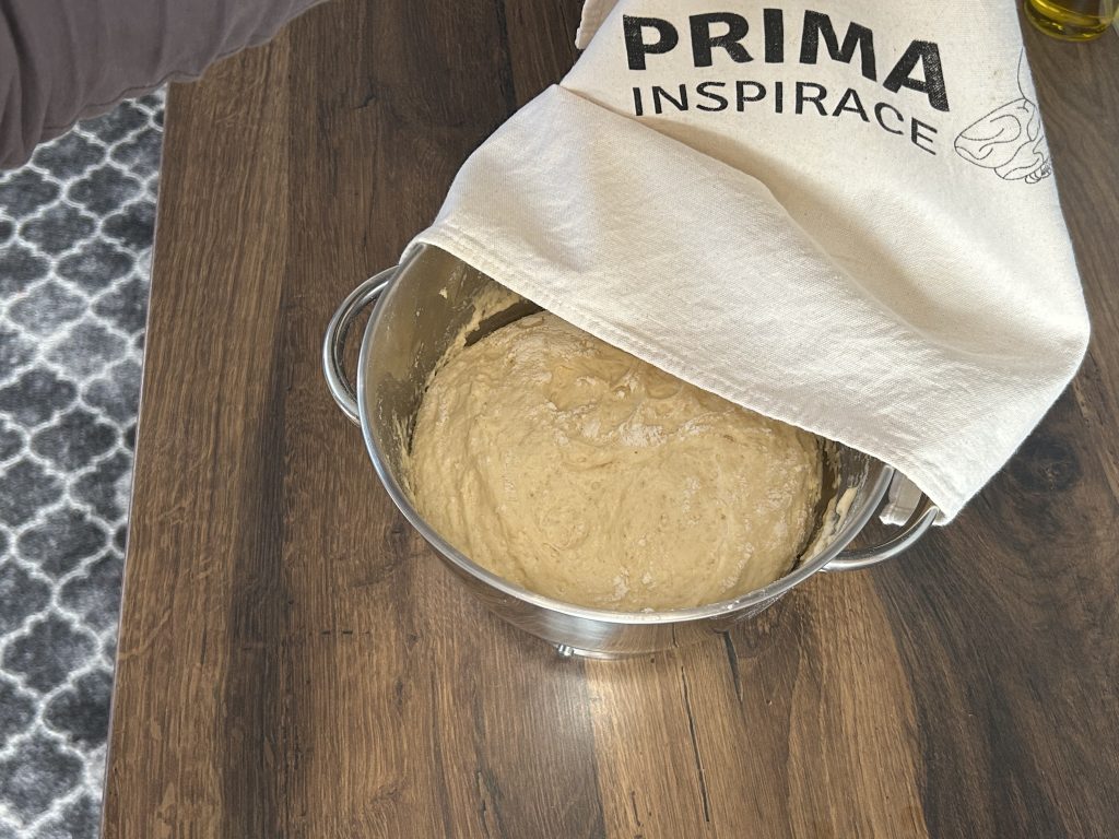 Slaný cibulový koláč se slaninkou – rychlá a voňavá večeře