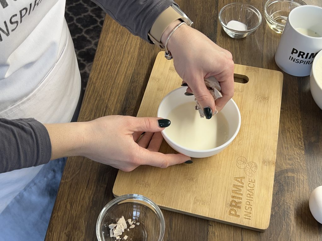 Slaný cibulový koláč se slaninkou – rychlá a voňavá večeře